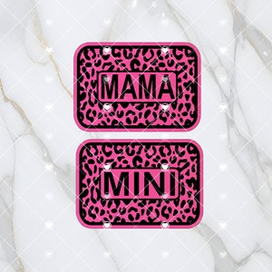 Pode incluir: Dois tapetes de carro rosa com um design de estampa de leopardo preto. O tapete superior diz "MAMA" e o tapete inferior diz "MINI".