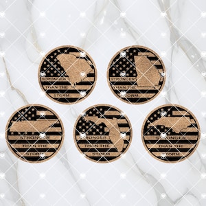 Op de afbeelding: Set van zes ronde kurken onderzetters met de omtrek van verschillende Amerikaanse staten, elk met een rood, wit en blauw Amerikaans vlagontwerp en de tekst "Stronger Than The Storm".