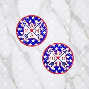 Pode incluir: Dois desenhos circulares vermelho, branco e azul com estrelas brancas sobre um fundo azul. O desenho superior diz "MAMA" com um coração vermelho no centro e duas flechas brancas que se cruzam. O desenho inferior diz "min" com um coração vermelho no centro e duas flechas brancas que se cruzam.