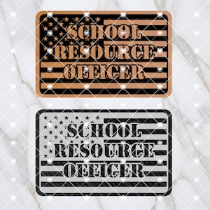 以下が含まれることがあります： 白と赤のアメリカ国旗のデザインに「School Resource Officer」という黒い文字が書かれたサインの2つのバージョン。上のサインは茶色の背景に、下のサインは灰色の背景にある。