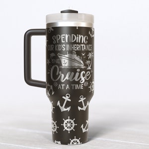 以下が含まれることがあります： 黒いハンドル付きのトラベルタンブラー。テキスト「SPENDING OUR KID'S INHERITANCE ONE CRUISE AT A TIME」が特徴です。デザインにはクルーズ船、ヤシの木、錨が含まれています。タンブラーは白い蓋と黒いハンドルが付いています。