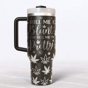 Faites-moi un joint et dites-moi que je suis jolie Gobelet de 40 oz gravé au laser, téléchargement numérique, SVG, conception sans couture, poignée feuille de marijuana