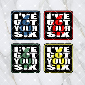 Può includere: Quattro cartelli quadrati neri e bianchi con il testo "I'VE GOT YOUR SIX" in lettere bianche. Ogni cartello ha un accento di colore diverso: blu, rosso, verde e giallo.