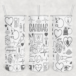 Peut inclure: Trois gobelets blancs avec des motifs noirs et gris. Les gobelets présentent une variété de symboles médicaux, notamment des cœurs, des lignes d'ECG et des images d'ultrasons. Le texte "Cardiac Sonographer" est imprimé sur l'un des gobelets.