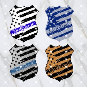 Peut inclure: Quatre designs différents d'un badge de police avec un fond de drapeau américain et le mot "Girlfriend" écrit sur le badge. Les badges sont en noir et blanc, bleu et gris, gris et noir, et orange et noir.