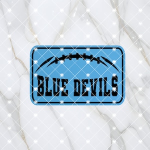 Puede incluir: Logotipo del equipo de fútbol Blue Devils con fondo azul y gráfico de fútbol negro. El texto es negro.