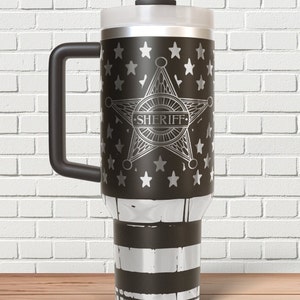 Stellvertretender Sheriff Distressed amerikanische Flagge Laser gravierte Wrap 40oz Tumbler, digitaler Download, SVG, Seamless Design Griff Strafverfolgung