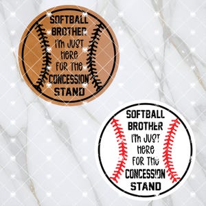 Peut inclure: Deux panneaux ronds sur le thème du baseball, blancs et bruns, avec du texte noir qui dit "Softball Brother I'm Just Here For The Concession Stand".