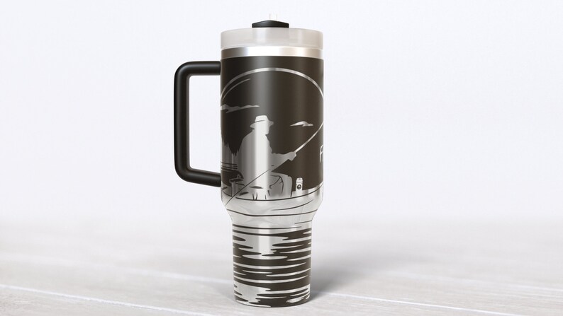 K&ouml;nnte beinhalten: Eine schwarze Reise-Thermoskanne aus Edelstahl mit Henkel. Die Kanne hat ein Design mit einer Person, die in einem Boot auf einem See angelt. Das Design ist in die Kanne ge&auml;tzt.