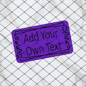 Op de afbeelding: Paarse rechthoek met een zwarte rand en de tekst "Add Your Own Text" erin. De rechthoek bevindt zich op een witte achtergrond met een rasterpatroon.