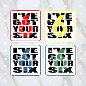 Può includere: Quattro adesivi quadrati bianchi con testo nero che dice "I'VE GOT YOUR SIX" in formato impilato. Ogni adesivo ha un cerchio di colore diverso al centro: rosso, giallo, blu e verde.