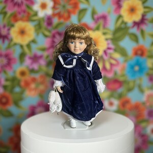 Avon Special Memories 1999 “Skater Angelique” Porcelain Doll – Victorian Ice-Skating Collectible