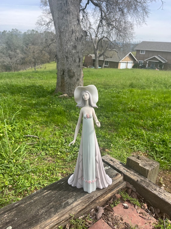 LLADRO リヤドロ 01431 The Debutante Lladro 1431 the Debutante Figurine Elegant Girl With Parasol