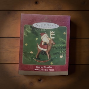 2001 Hallmark Rocking Reindeer Ornament – Santa Sleigh Christmas Keepsake – Vintage Hallmark Holiday Decor – Décoration des Fêtes