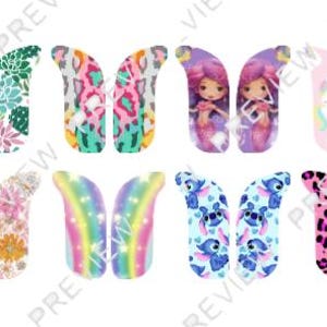 Peut inclure: Une collection de quatorze paires de chaussettes colorées disposées sur deux rangées. Les motifs incluent des papillons, des abeilles, des feuilles tropicales, des imprimés léopard, des personnages, des licornes, des arcs-en-ciel et des fleurs.
