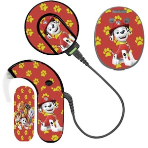 Peut inclure: Un ensemble d'autocollants pour processeur d'implant cochléaire et batterie, avec un fond rouge à motifs de pattes jaunes et une illustration du personnage Marshall de la Pat' Patrouille, incluant un autocollant de groupe.