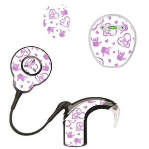 Può includere: Un set di accessori per apparecchi acustici con sfondo bianco. Gli accessori sono decorati con un motivo ripetuto di cuori e segni delle mani viola. Il set include un dispositivo rotondo, un dispositivo curvo e due pezzi decorativi più piccoli.
