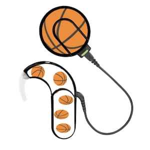 以下が含まれることがあります： バスケットボールをテーマにした補聴器。 このデバイスは、丸いオレンジ色のバスケットボールのデザインと、イヤホン部分にいくつかの小さなバスケットボールを備えています。 黒いコードがデバイスの2つの部分を接続しています。