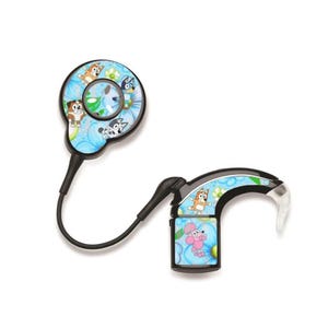 Könnte beinhalten: Ein Hörgerät mit einem schwarz-blauen Design mit Cartoon-Figuren und floralen Mustern. Das Gerät hat einen kreisförmigen Ohrhörer und eine gebogene Komponente, die durch ein schwarzes Kabel verbunden sind.