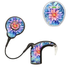 Peut inclure: Ensemble de trois appareils auditifs. Chaque appareil présente un motif floral avec des pétales roses, bleus et violets. L'ensemble comprend un composant derrière l'oreille, un composant rond et un composant rond plus petit.