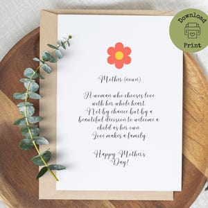 Op de afbeelding: Een Moederdagkaart met een rode en gele bloemenillustratie. De kaart bevat de tekst "Mother (zelfstandig naamwoord)" en een definitie van een moeder, eindigend met "Happy Mothers Day!" De kaart ligt op een houten dienblad.