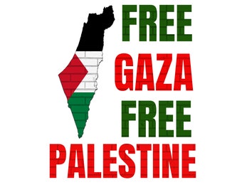 Könnte beinhalten: Ein Grafikdesign mit dem Text "FREE GAZA FREE PALESTINE" in roten und grünen Buchstaben. Die Buchstaben sind so gestaltet, dass sie wie Ziegel aussehen. Im Hintergrund ist eine Silhouette der palästinensischen Gebiete mit den Farben der palästinensischen Flagge zu sehen.
