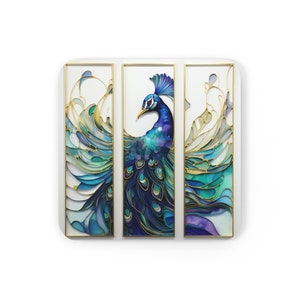 Puede incluir: Una pieza de arte de pared de tres paneles con un pavo real con plumas azules, verdes y moradas. El pavo real está representado en un estilo de vitral con detalles dorados.