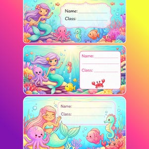 Op de afbeelding: Drie kleurrijke labels met zeemeerminthema met ruimte voor naam en klas. Elk label bevat illustraties van een zeemeermin, octopus, zeepaardje, vis en koraalrif. De labels hebben een gradiëntachtergrond van paars, geel en blauw.