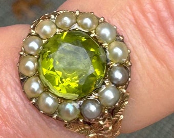 Antiker Peridot-Samenperlenring 18K Gold, viktorianischer Halo-Ring 1831 eingeschriebene Erbstück, georgische viktorianische Ära, Größe 6,5