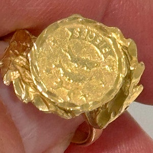 Vintage 14K Gold Pisces Coin Ring – Solid 14k Zodiac Signet Ring, 1970s Retro Astrology Jewelry, Horoscope Birthstone Ring, Celestial Gem