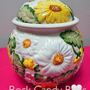Vintage Handmade Daisy Crock with Lid – Bright Yellow Floral Ceramic Canister – 1970s Cottagecore Kitchen Decor – Signed WGL