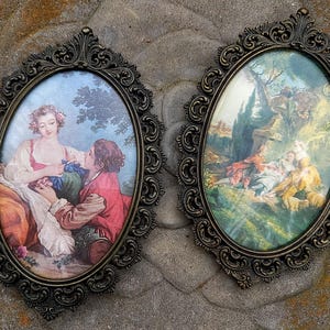 Par de tapices ovalados victorianos • Arte en vidrio burbujeante • Marcos ornamentados de bronce dorado • Escenas románticas vintage • Decoración pequeña de 8x5