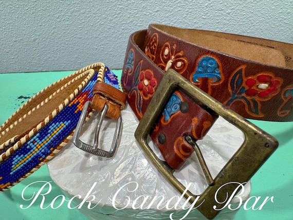 1970年代のヴィンテージ職人によるレザーベルト – 手描き、ビーズ細工