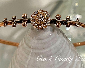 Brazalete antiguo victoriano de oro rosa de 9 quilates con diamantes talla mina y perlas de semillas, con sello de autenticidad de 9 quilates. Joyería fina de colección.