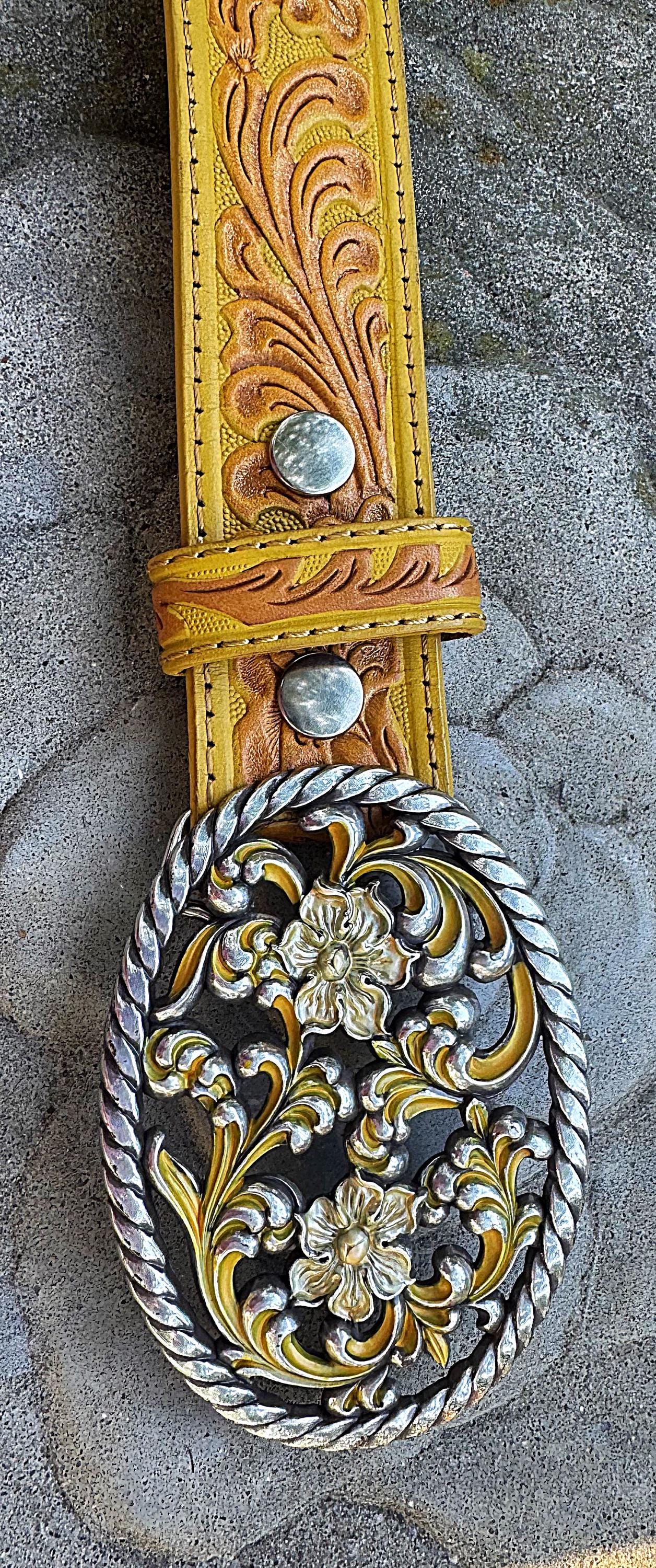 Vintage Yellow Embossed Leather Belt – Floral Enamel Buckle  display picture 2