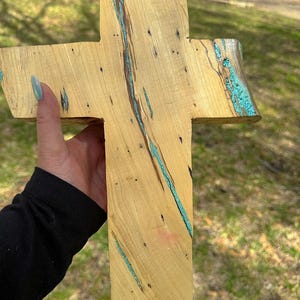 XL Holzkreuz mit Türkis Inlay: Religiöses Wohndekor, offener Rand