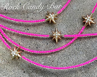 Collares y gargantillas de cuentas hechos a mano y personalizados. Todos los colores, largos y dijes. Joyas personalizadas. Opciones de capas o declaración.