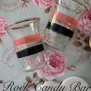Vintage borrelglaasjes jaren 50 Retro bar kar decor leuke vintage cadeaus aperitiefglazen voor meisjes mooi roze en zwart keukendecor jaren 50 roze