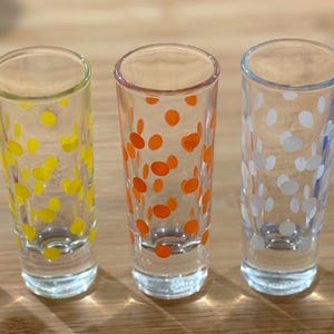 Vintage borrelglaasjes met stippen Retro decor barwagen leuke vintage geschenken borrelglaasjes voor meisjes mooie polkadot keukendecor jaren 1950 leuke cadeaus