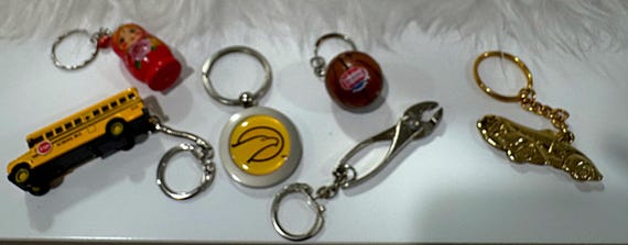 アンティーク雑貨 USA VINTAGE KEY-CHAINS Lot of 11, Vintage Key chains Souvenir City Countries States
