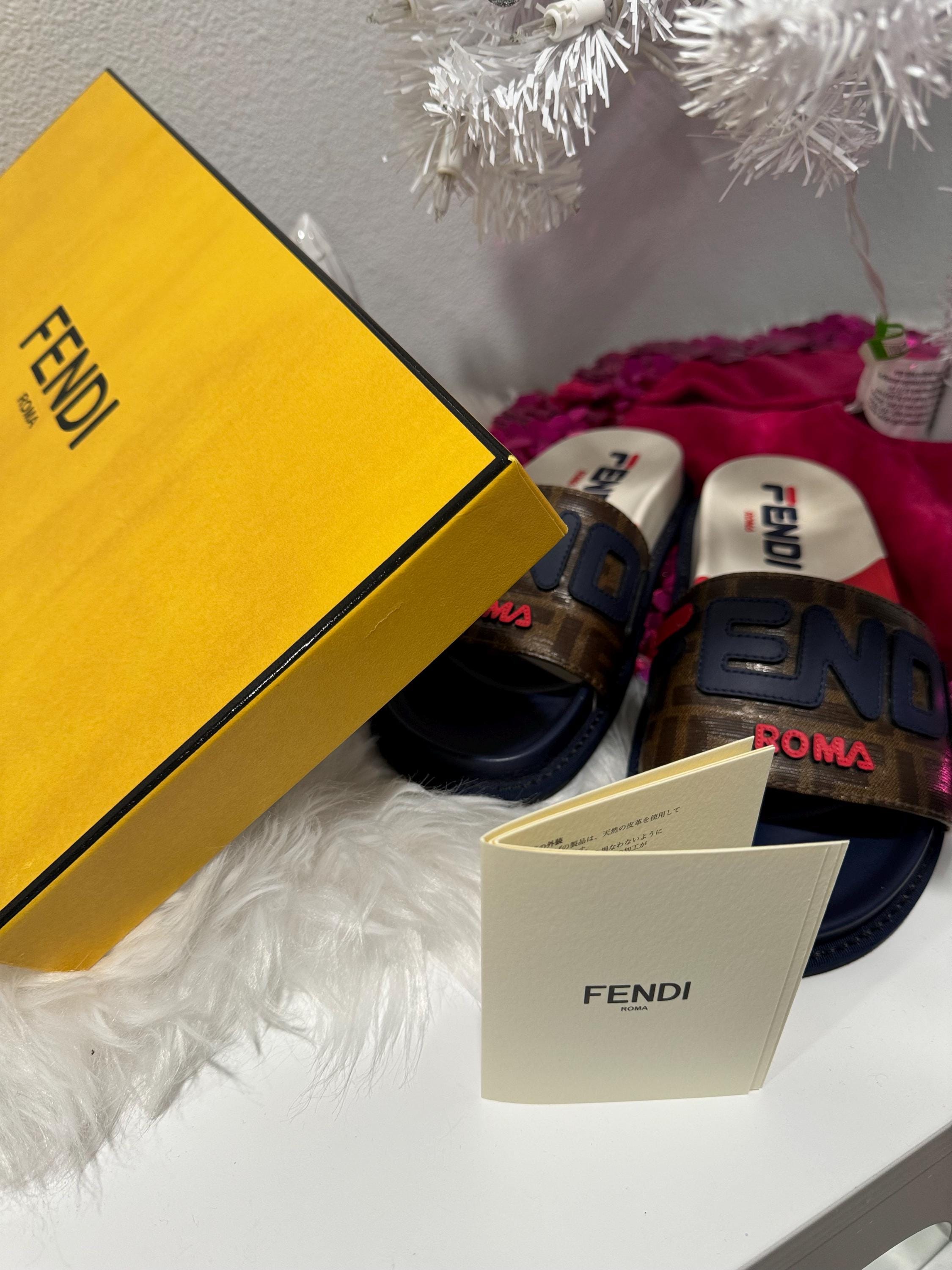 【関税＆送料込み】Fendi 'Fendi Roma' Slides Fendi Fendi Roma Slides - Sandals - Compare Prices from 8+