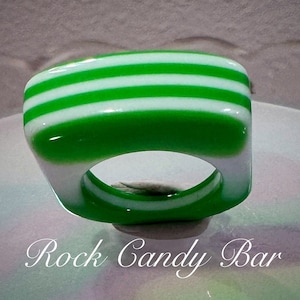 70er Jahre Ring Vintage Grün Acryl oder Lucite Ring Candy Streifen Grün Acryl Ring Retro Acryl Ring Lucite Ring Coole Retro Ringe Mod Schmuck