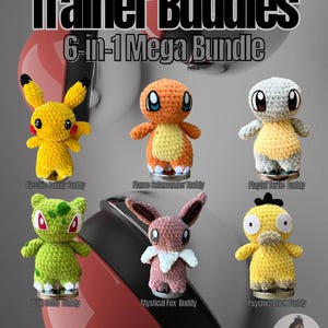 Könnte beinhalten: Eine Sammlung von sechs gehäkelten Charakter-Plüschtieren, darunter ein gelbes Pikachu, ein orangefarbenes Glumanda und ein grünes Bisasam. Der Text "Trainer Buddies 6-in-1 Mega Bundle" wird über den Charakteren angezeigt. Jedes Plüschtier steht auf einem kleinen Ständer.