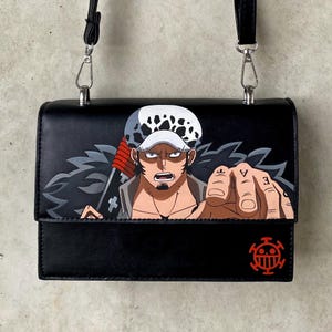 Sac à bandoulière One Piece Trafalgar D. Water Law peint à la main | Art d'anime personnalisé | Sangle réglable | Cuir végétalien