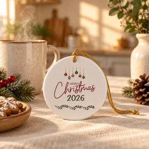 Decorazione natalizia "Buon Natale 2026", in ceramica, per l'albero di Natale.