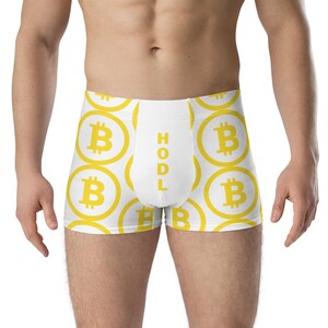 Könnte beinhalten: Weiße Boxershorts mit einem gelben Bitcoin-Logomuster und dem Wort "HODL" auf der Vorderseite.