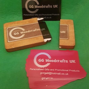 Tarjetero con 20 tarjetas de visita de aluminio grabadas a láser. Estuche de madera. Personalización gratuita.