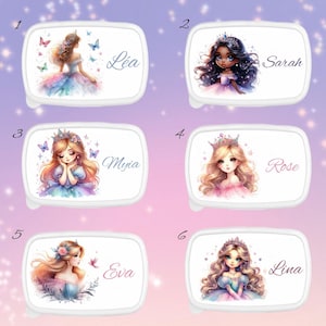 Peut inclure: Boîtes à lunch rectangulaires blanches avec des illustrations de princesses. Chaque boîte à lunch présente un design de princesse différent, avec des noms tels que "Lea", "Sarah", "Myia", "Rose", "Eva" et "Lina" en cursive. Les princesses sont représentées avec des couronnes, des papillons et des robes fluides.