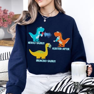 Grappig sweatshirt voor ademhalingstherapeut, shirt dinosaurus pediatrische ademhalingstherapie, aangepast shirt voor kinderarts en verpleegster, PICU RRT ronde hals afbeelding 6