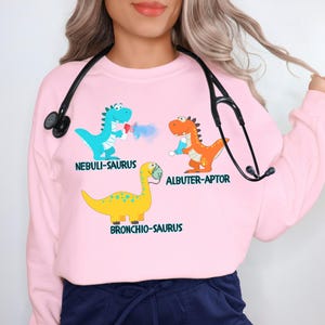 Grappig sweatshirt voor ademhalingstherapeut, shirt dinosaurus pediatrische ademhalingstherapie, aangepast shirt voor kinderarts en verpleegster, PICU RRT ronde hals Light Pink
